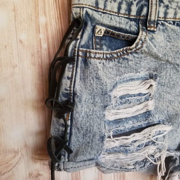 CCO Lira highrise acid washed shorts size 0 - Picture 3 of 7